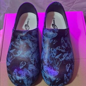 Butterfly-Print Slip-On Clogs - Blue/Black